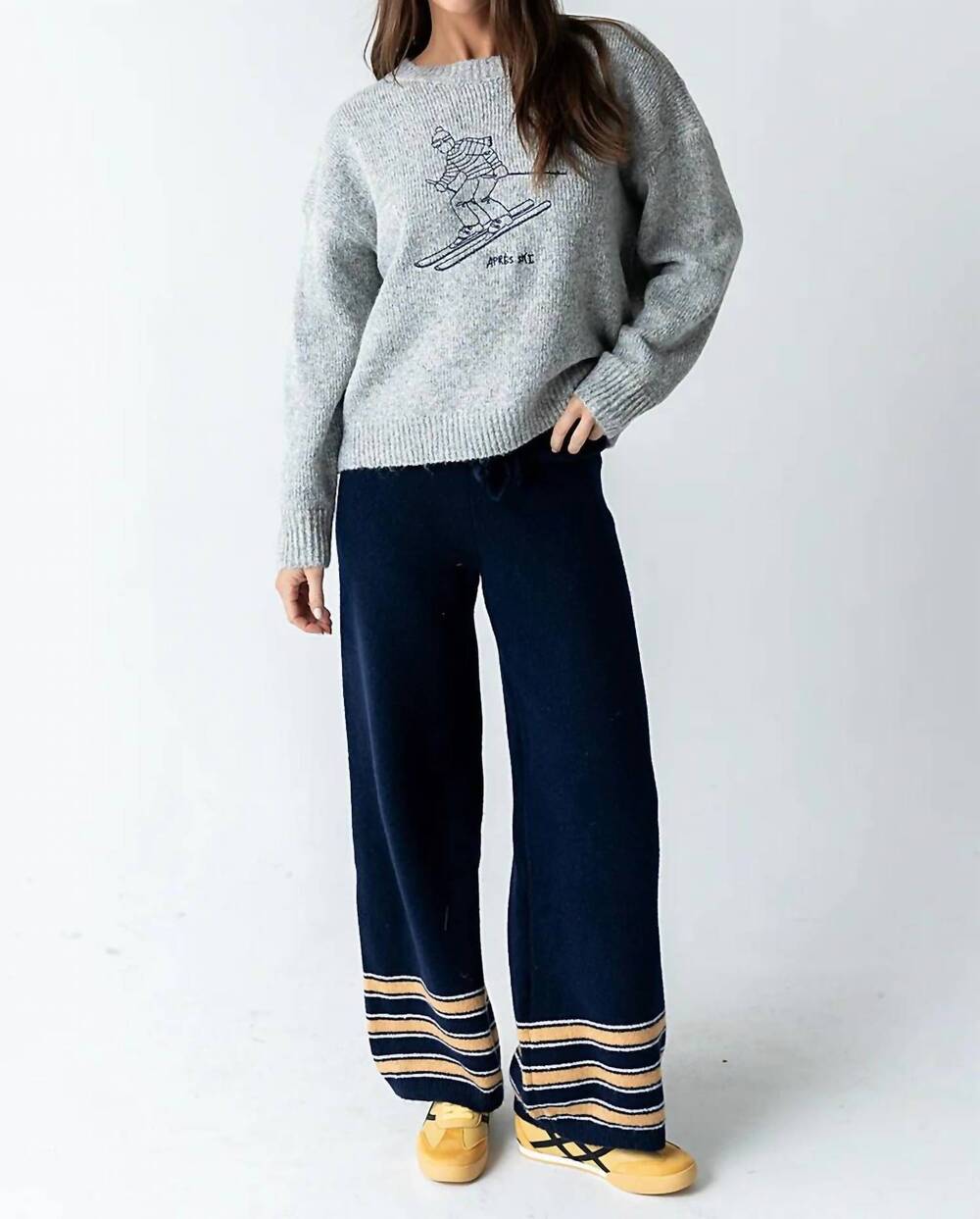 NEW BAILEY ROSE apres ski embroidered sweater in light grey